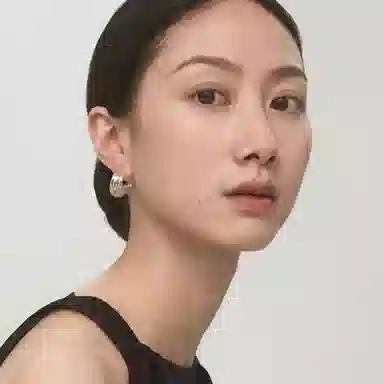925