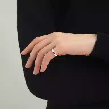 925