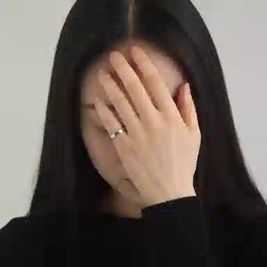 925