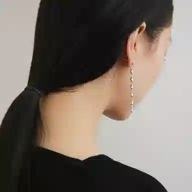 925