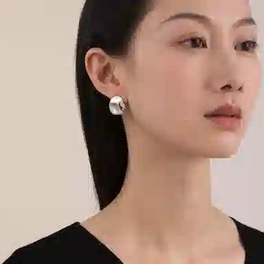 925