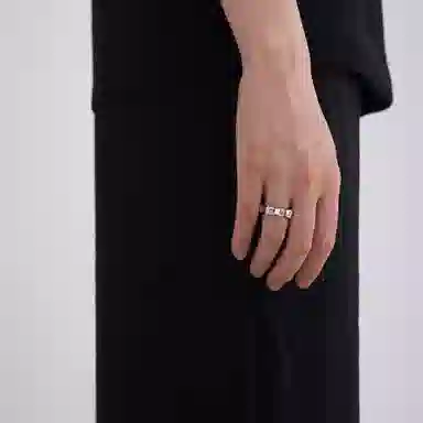 925