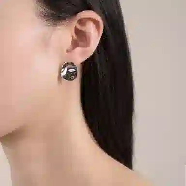 925
