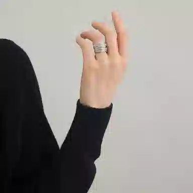 925