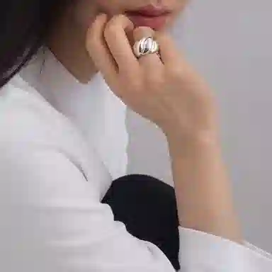 925