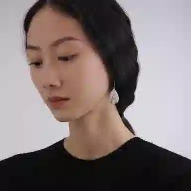 925