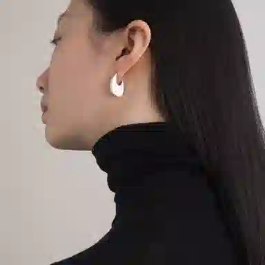925
