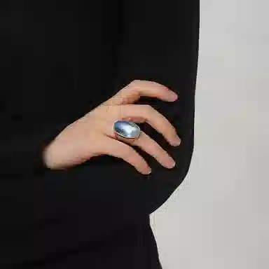 925