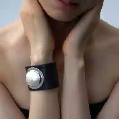 925