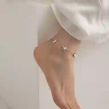 925