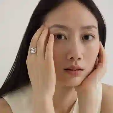 925