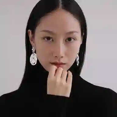 925