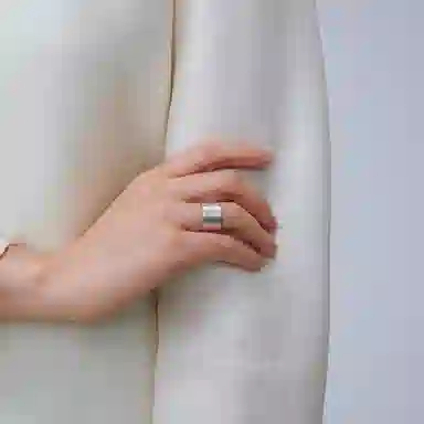 925