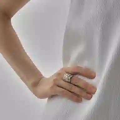 925