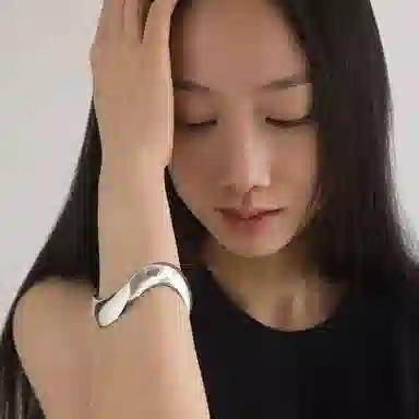 925