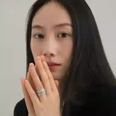 925