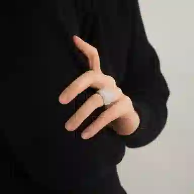 925