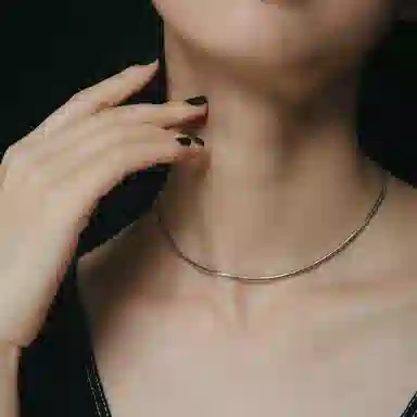 925