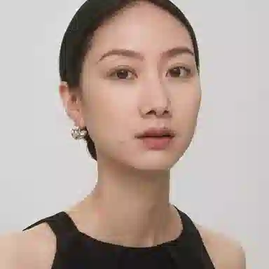 925