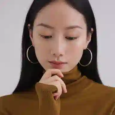 925