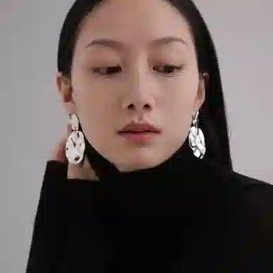 925