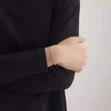 925
