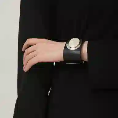 925