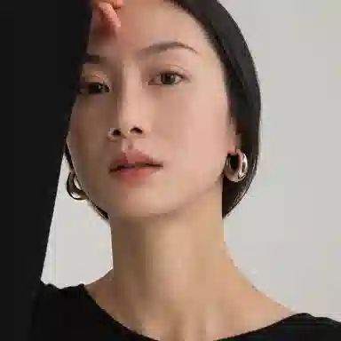 925