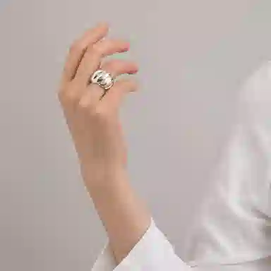 925