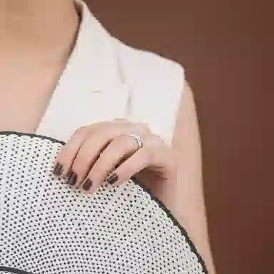 925