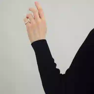 925