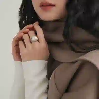 925