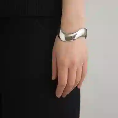 925
