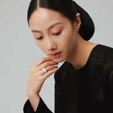 925