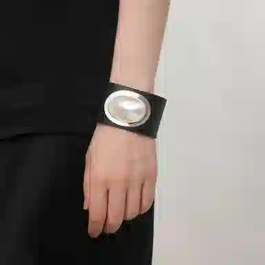 925
