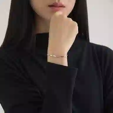 925