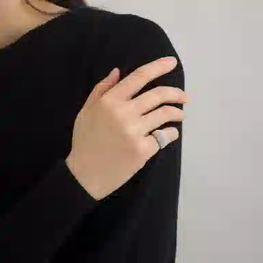 925