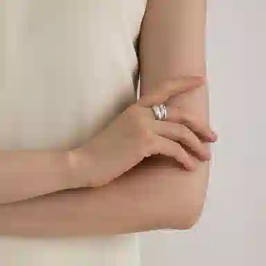 925