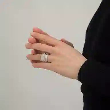 925