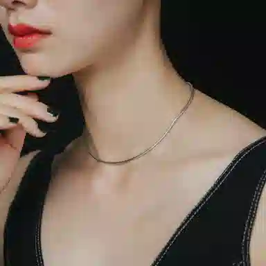 925