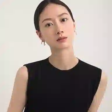 925