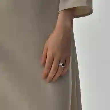 925