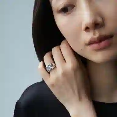 925
