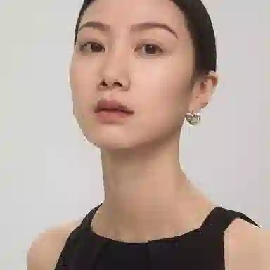 925