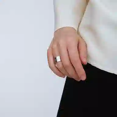 925