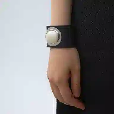 925
