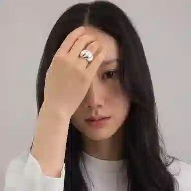 925
