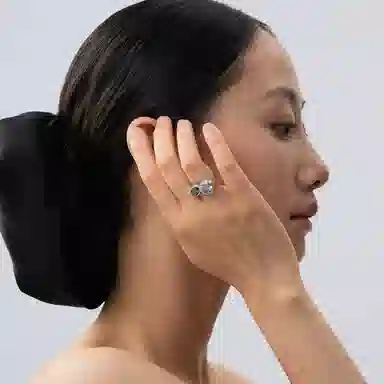 925