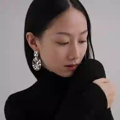 925
