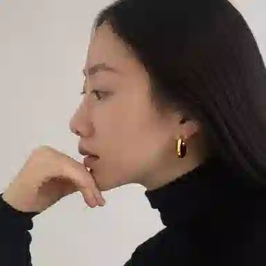925